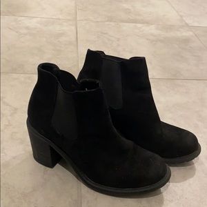 Black Chelsea bootie